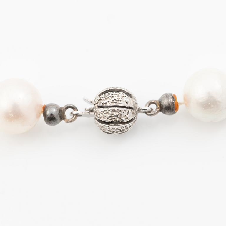 Collier med odlade pärlor, lås silver.
