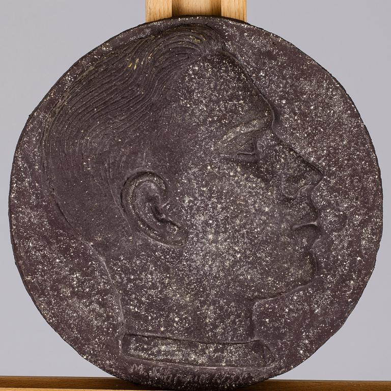 RELIEF, chamottekeramik, Mikael Schilkin, i godset signerad och daterad 1938.