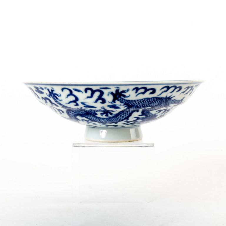 A Chinese 19th/20th century porcelain bowl.