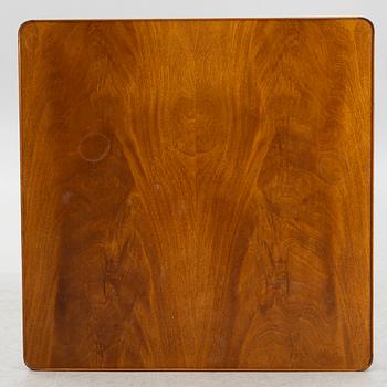 Josef Frank, soffbord, "Diplomat", modell 2073, Firma Svenskt Tenn, 1900-talets andra hälft.