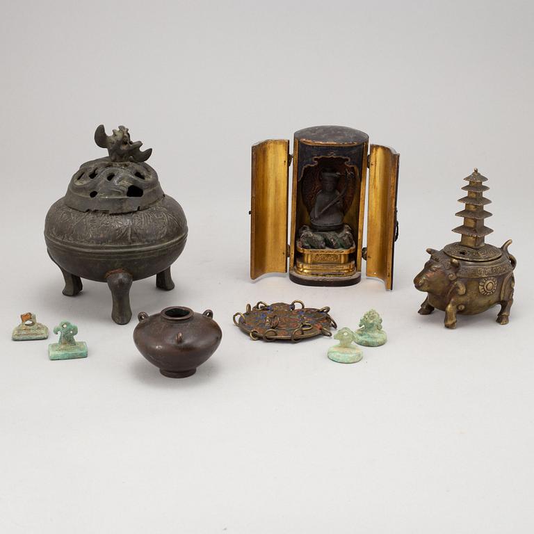 A group of Chinese and Japanese objects, nine pieces.