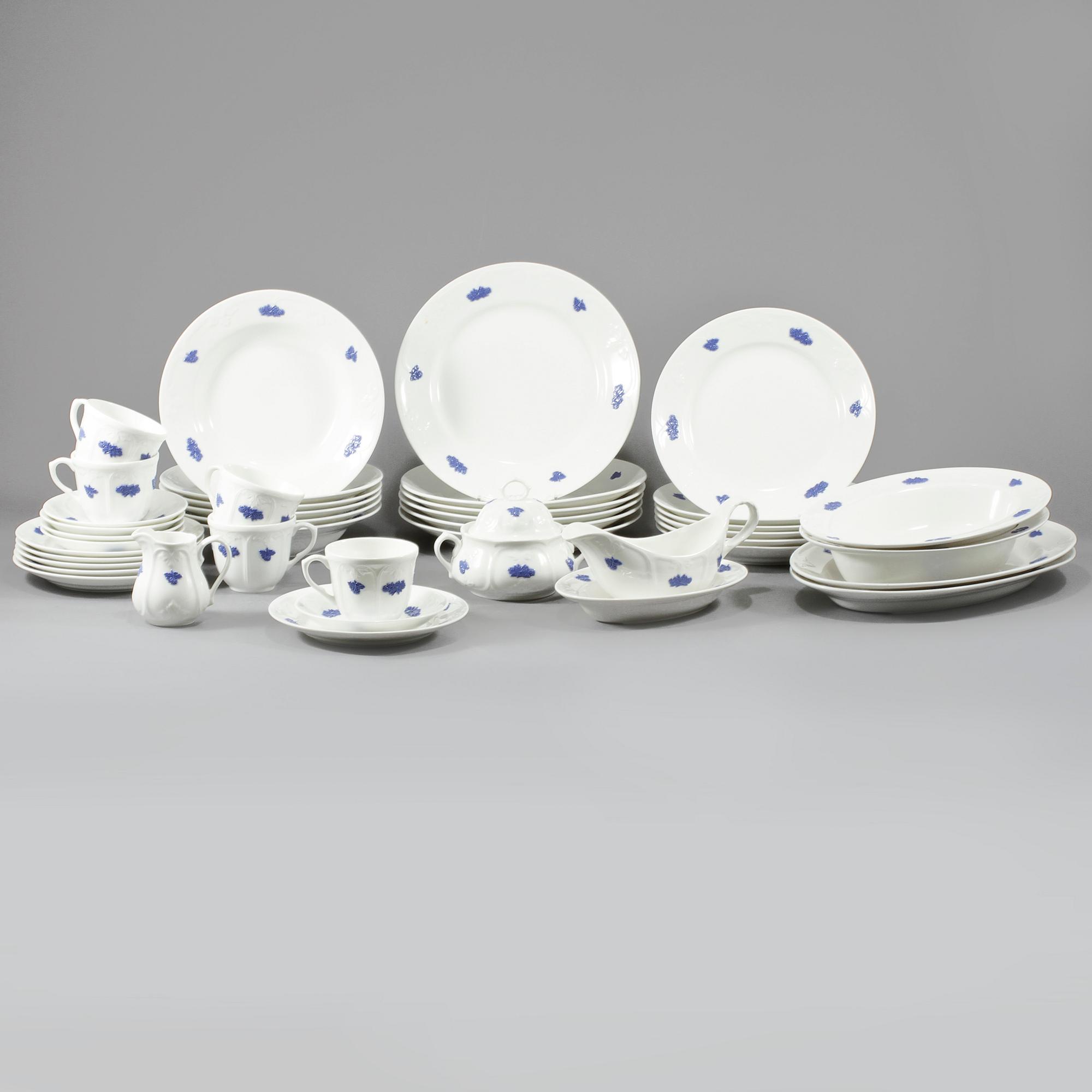SERVISDELAR, 37 st, porslin, "Blå blom", Gustavsberg, 1900-talets andra hälft.