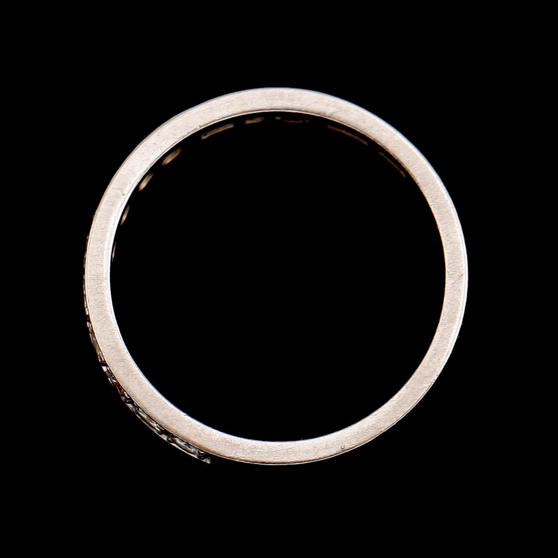 RING, 18 k vitguld, 1970 med 9 briljantslipade diamanter, 0.40 ct enligt gravyr. Total vikt ca 4 gram.