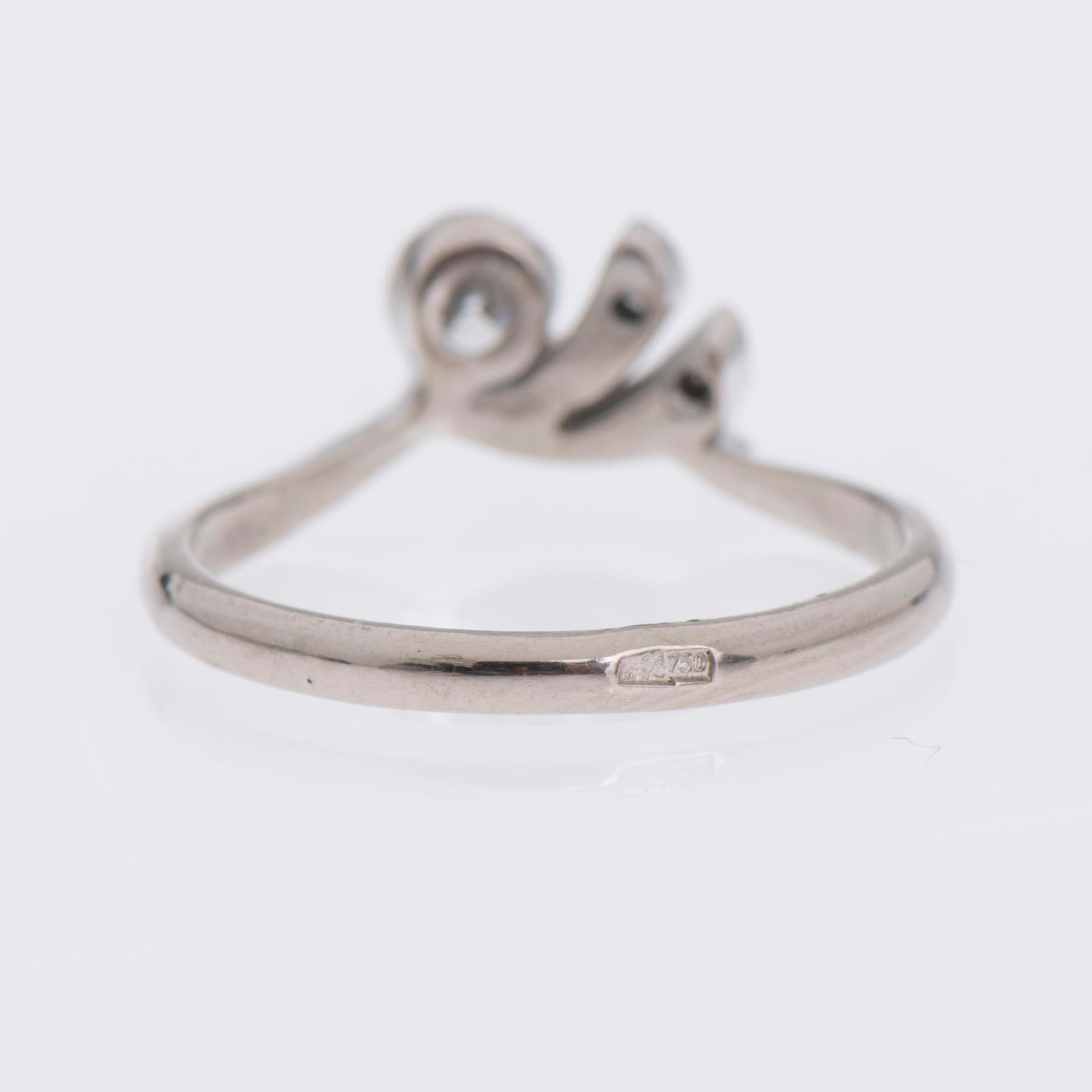 RING, 18K vitguld, 7 briljantslipade diamanter tot. ca 0,26 ct. Kultakeskus.