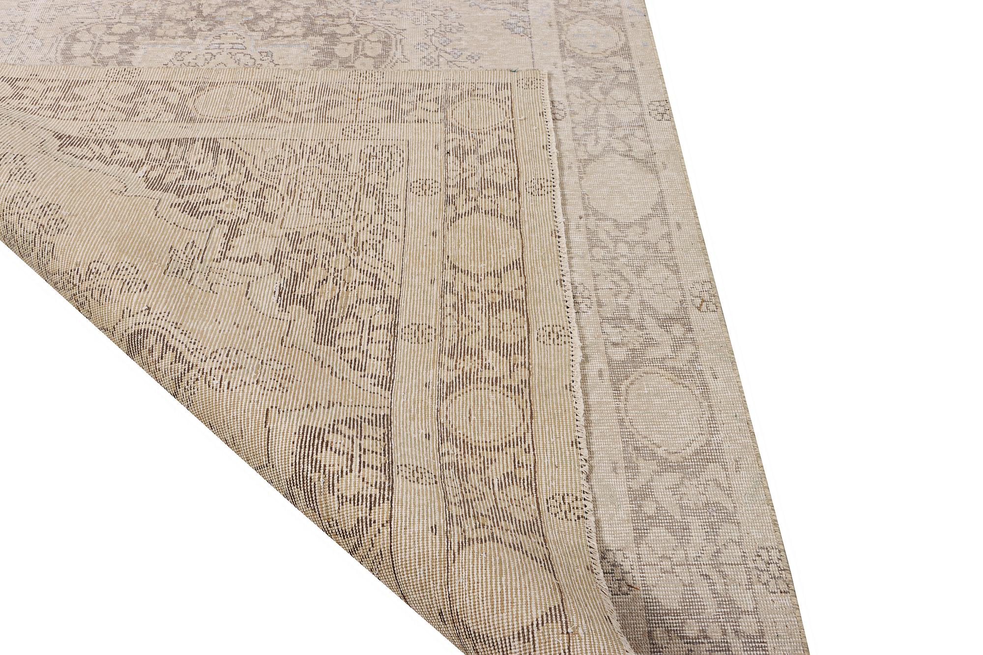 An Ushak capet, c. 279 x 188 cm.