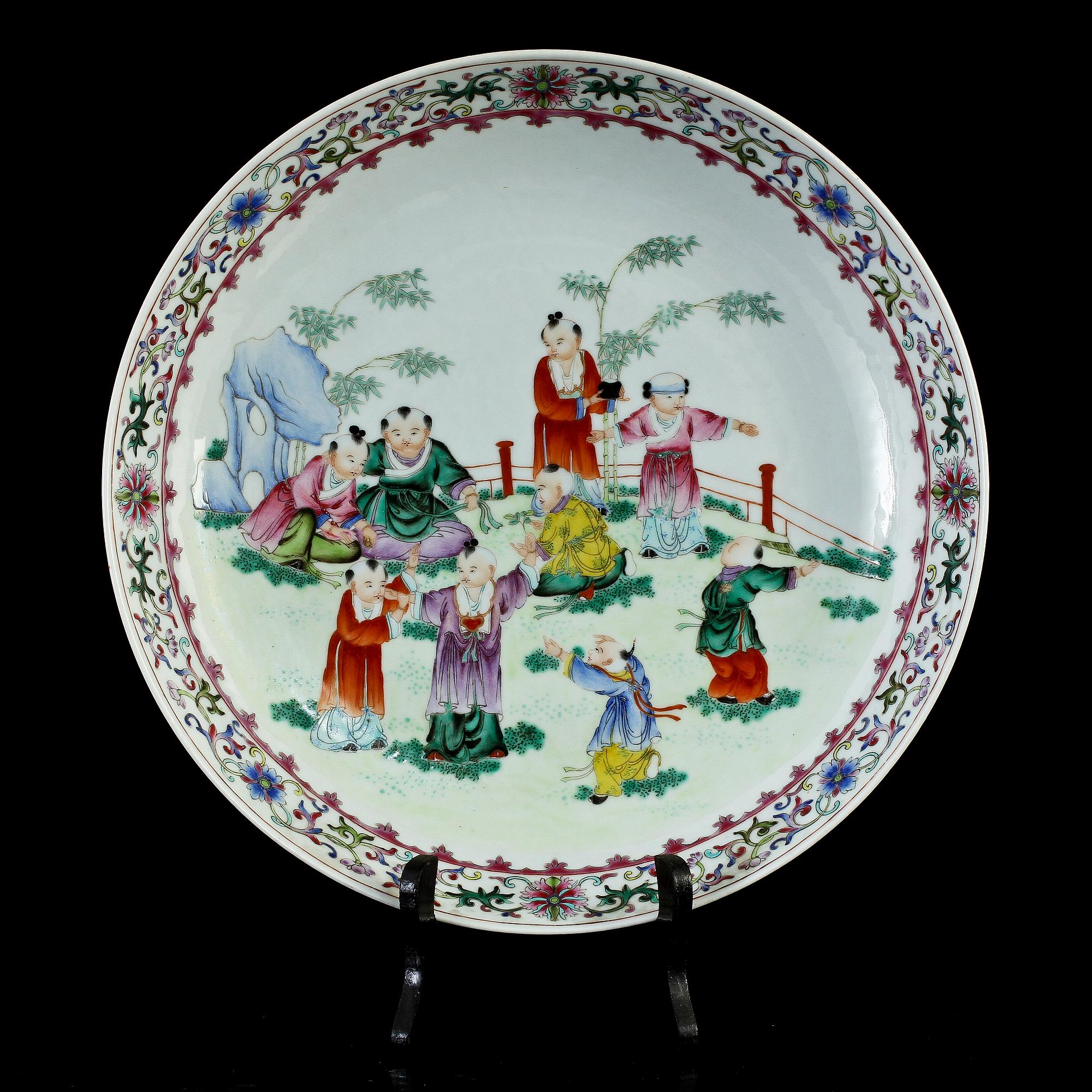 BOJANER, 3 st, samt SKÅLFAT, porslin, Kina, 1900-tal.