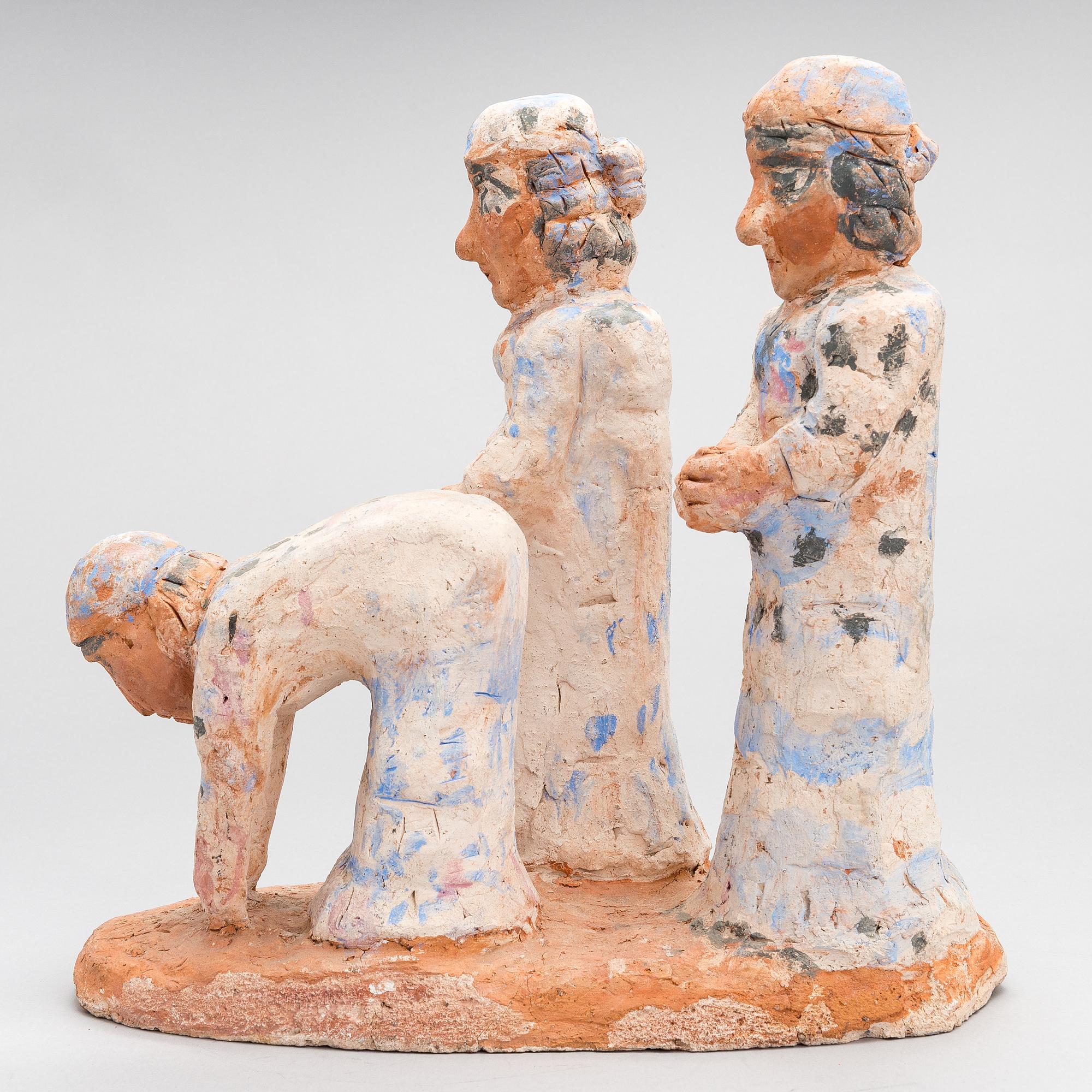 MILJA AARNIO, SKULPTUR, målad terracotta. Signerad och daterad MA -87.