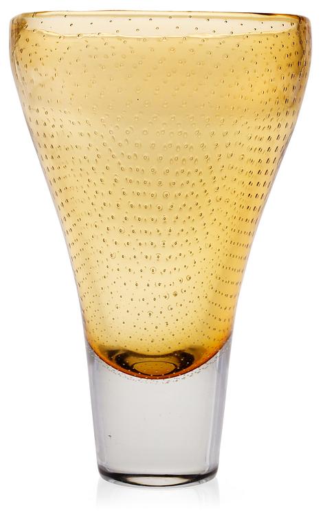 A Gunnel Nyman amber coloured vase, Nuutajärvi, Notsjö 1950's.