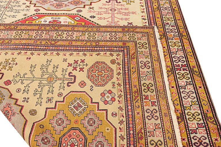An Ardebil carpet, c. 310 x 192 cm.