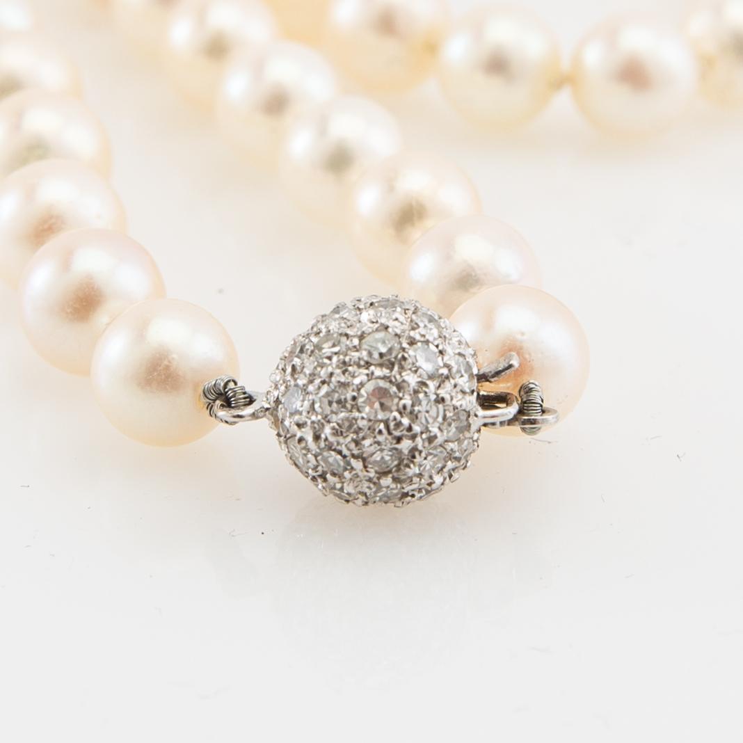 Necklace, cultured pearls, 18K white gold and brilliant-cut diamonds.