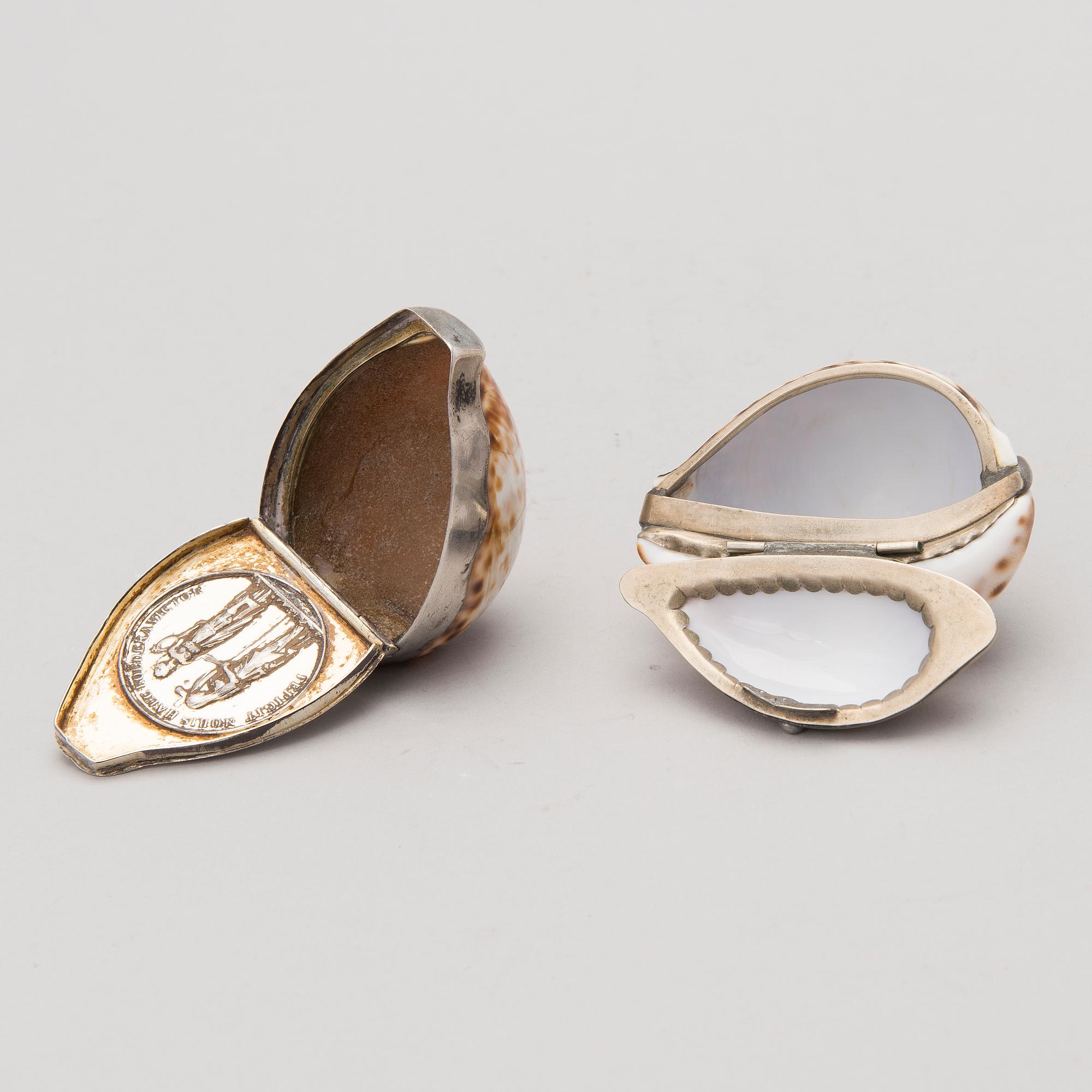 SNUSDOSOR 2 ST, ena med silver beslag Lars Malm, Eskilstuna 1843, andra med metallbeslag.