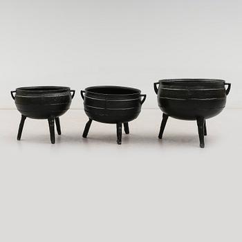 KITTLAR, 3 st, gjutjärn, 1800-tal.