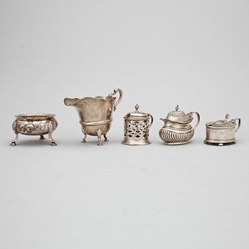 PARTI SILVER, 5 delar, bland annat rokoko, England, 1700-tal. Total vikt ca 227g (exklusive glasinsatser).