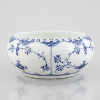 A 'Blue Fluted Full Lace' / 'Musselmalet' porcelain bowl, model 1183, 1898-1923.