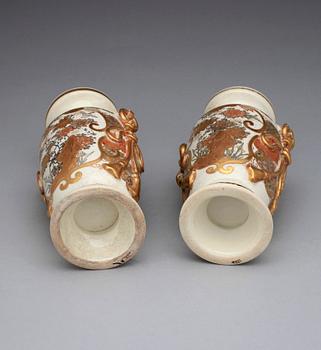 VASER, ett par, porslin, Satsuma, troligen Meiji, Japan tidigt 1900-tal.