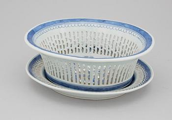 GALLERSKÅL med FAT, porslin, Kina, 1900-tal.