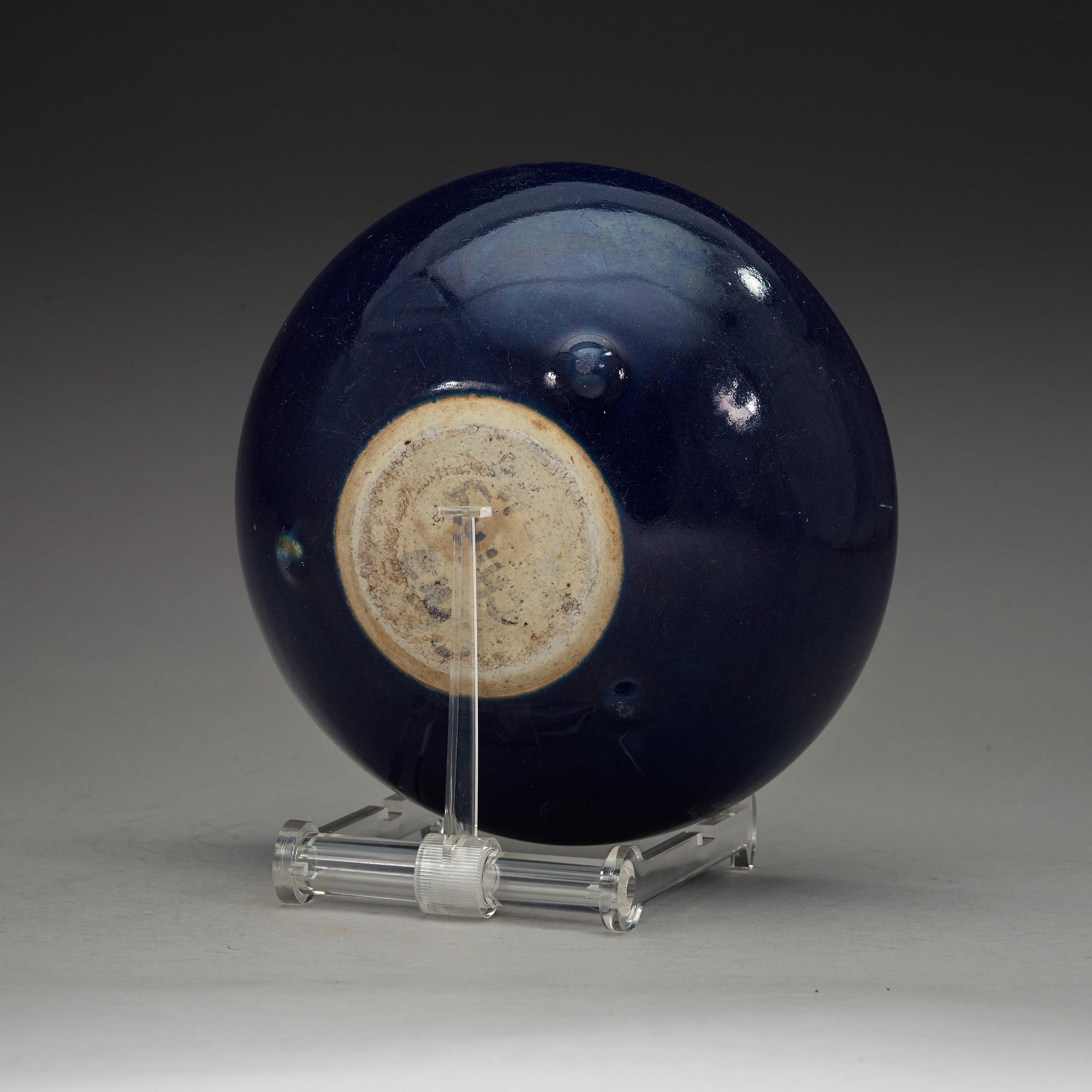 RÖKELSEKAR, porslin. Qingdynastin, 1700-tal.