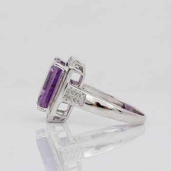 RING, 14K, vitguld med smaragdslipad ametist, ca 5,19 ct, och små åttkantslipade diamanter 0,26 ct. Vikt ca 5,22 g.