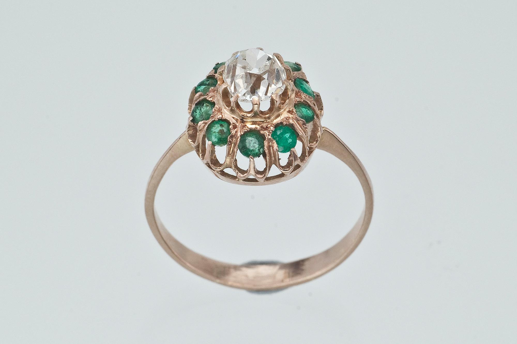RING, gammalslipad diamant ca 0,70 ct och smaragder.