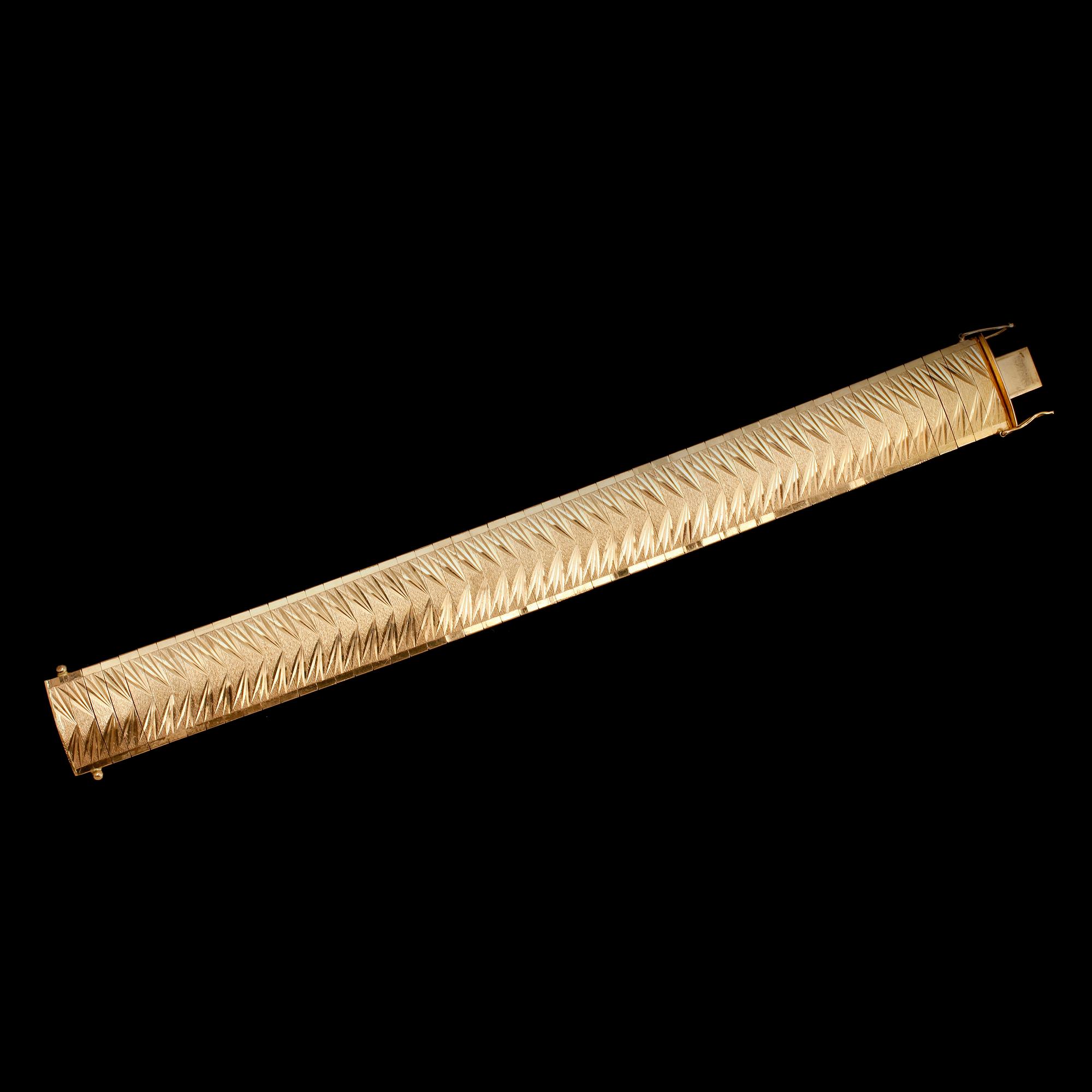 ARMBAND, 18 k guld, fantasimodell. Vikt ca 52 g.