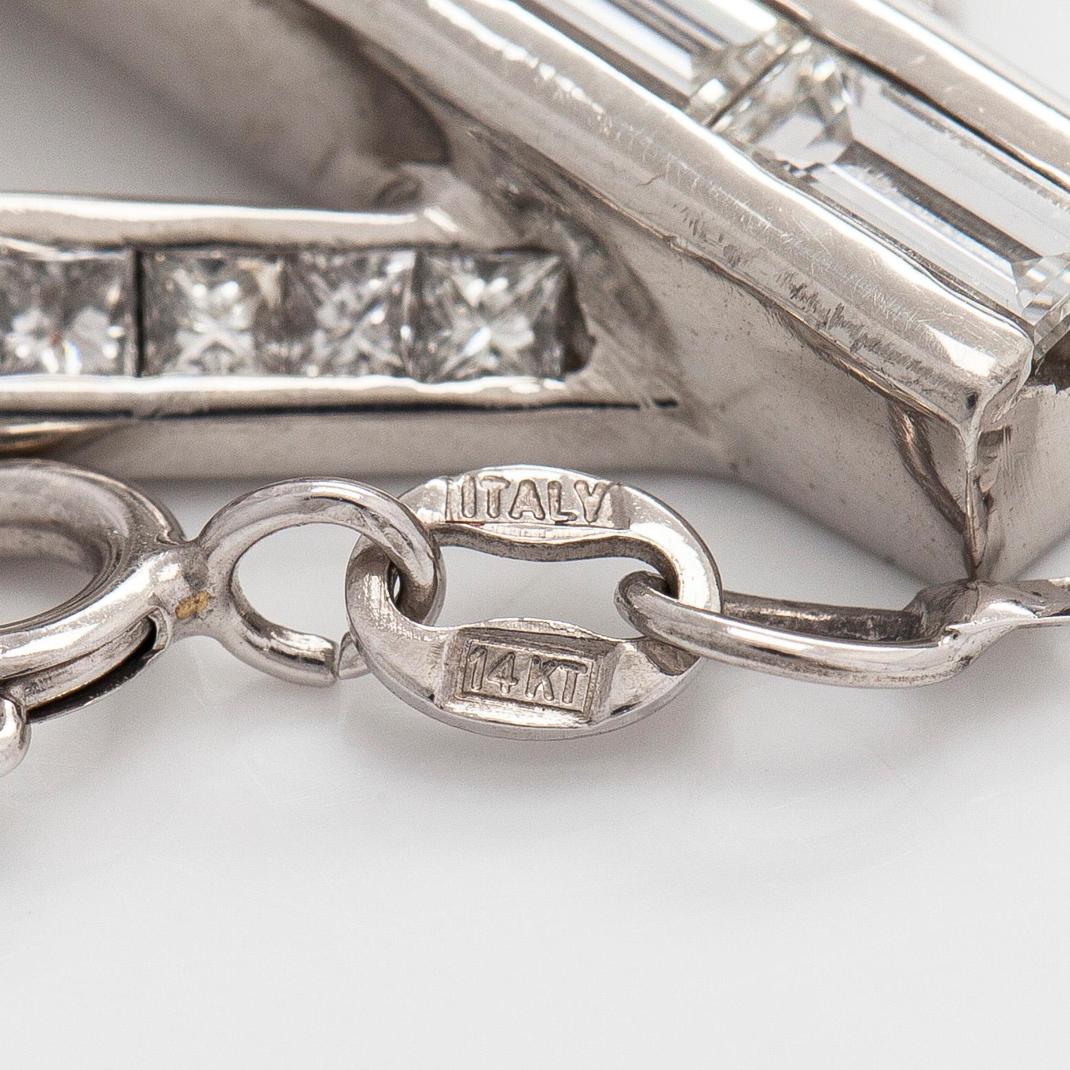 Hänge, platina samt smaragd-, prinses,-baguette- och briljantslipade diamanter med kedja i 14K vitguld.