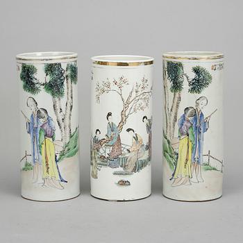 PENSELVASER, 2+1 st, porslin, Kina, 1900-tal.