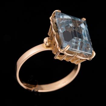RING, guld 18K med syntetisk spinell. Vikt 6,1 g.