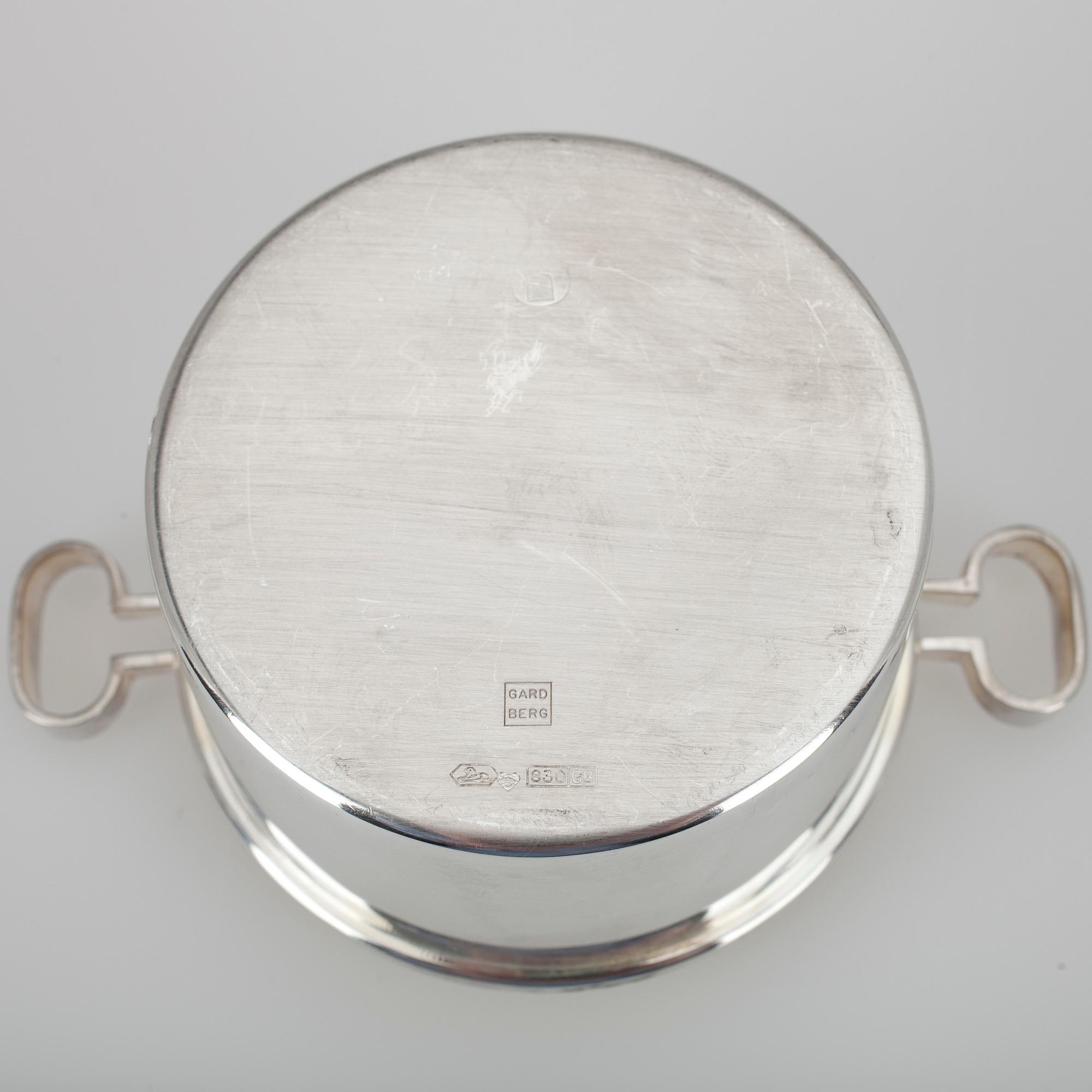 SOCKERTÅNG samt GRÄDDSNÄCKA och SOCKERSKÅL, silver, Bertel Gardberg, 1967 resp. 1983-84. Totalvikt 289 g.