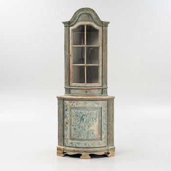 A marbeled corner cabinet, 18th Century.
