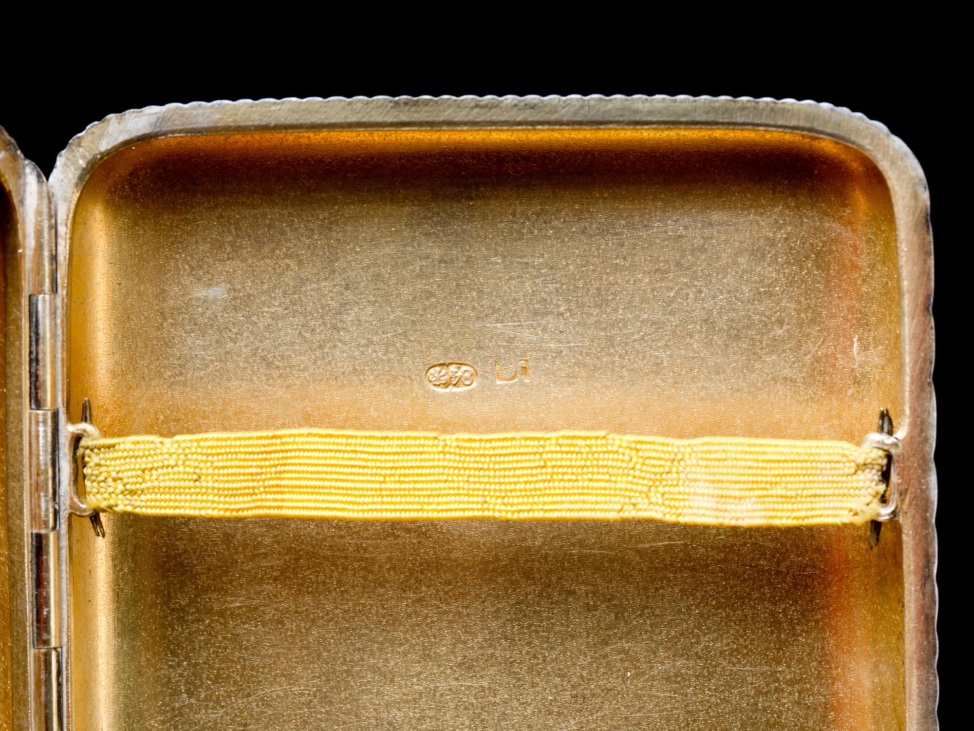 CIGARETTETUI, silver,St. Petersburg, Ryssland, sent 1800-tal, vikt 184 g.