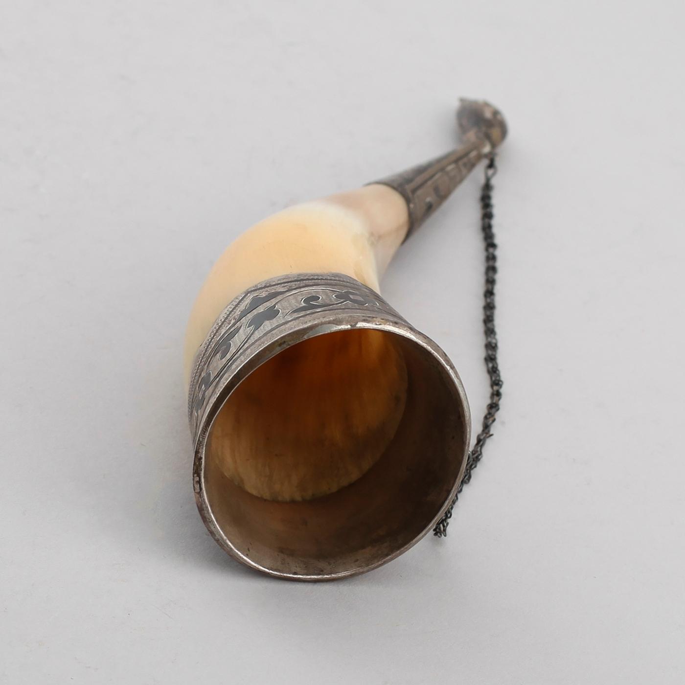 DRYCKESHORN, med silverbeslag, Ryssland, omkring år 1900.