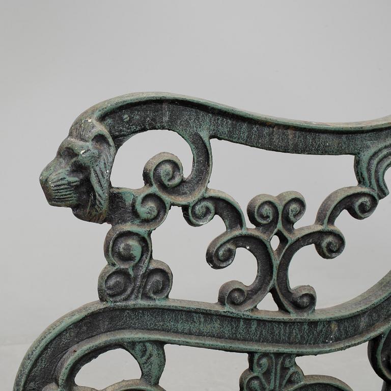 SOFFGAVLAR, ett par, samt BORDSBEN, gjutjärn, 1900-tal.