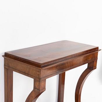 A mahogany veneered mirror with console table, first half of the 19th Century.