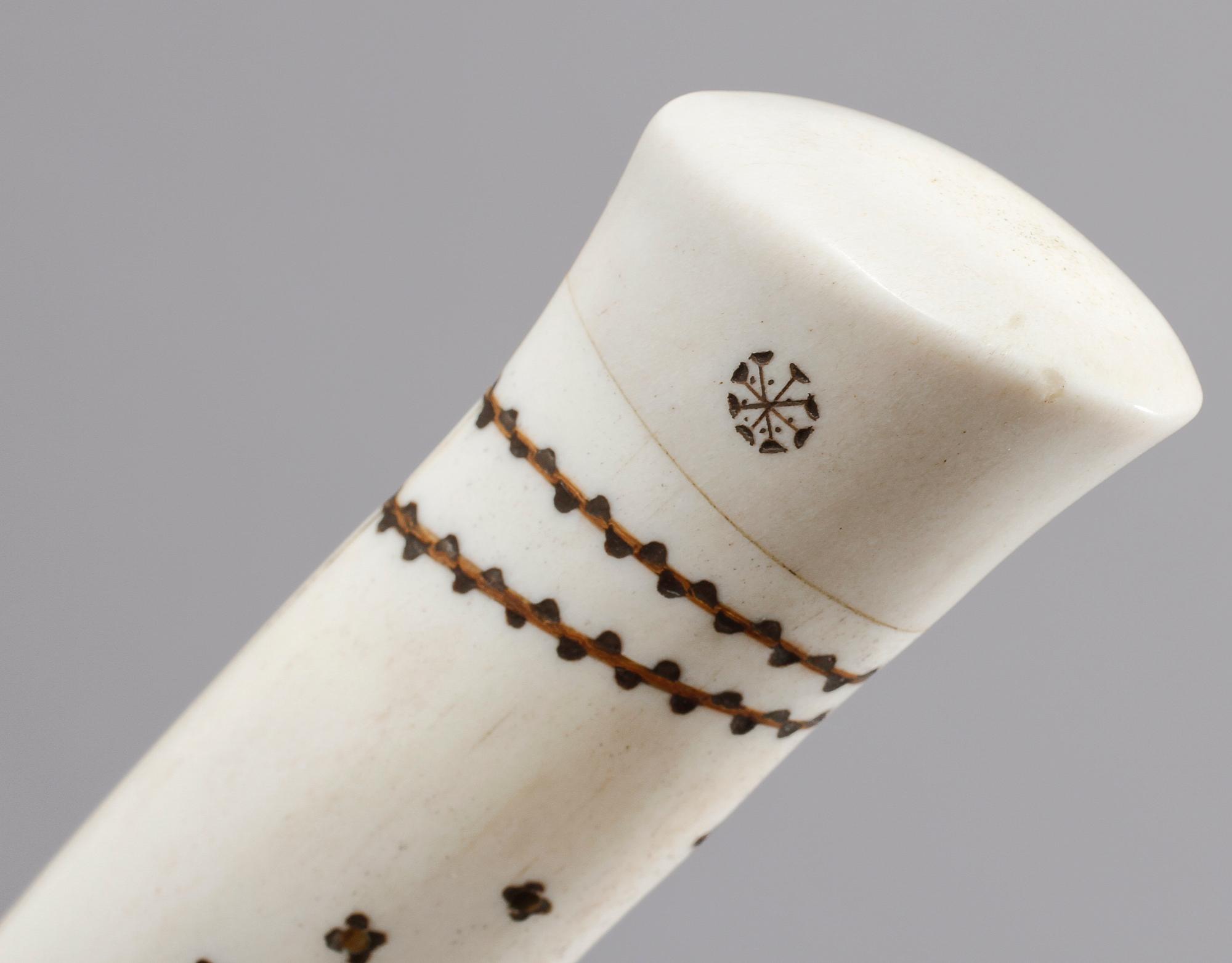 KNIVAR, 2 st, monogramsignerade MA? respektive R, 1900-tal.