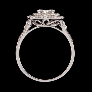 RING, 18k vitguld med briljantslipade diamanter, totalt 0.61 ct. Vikt 3 g.