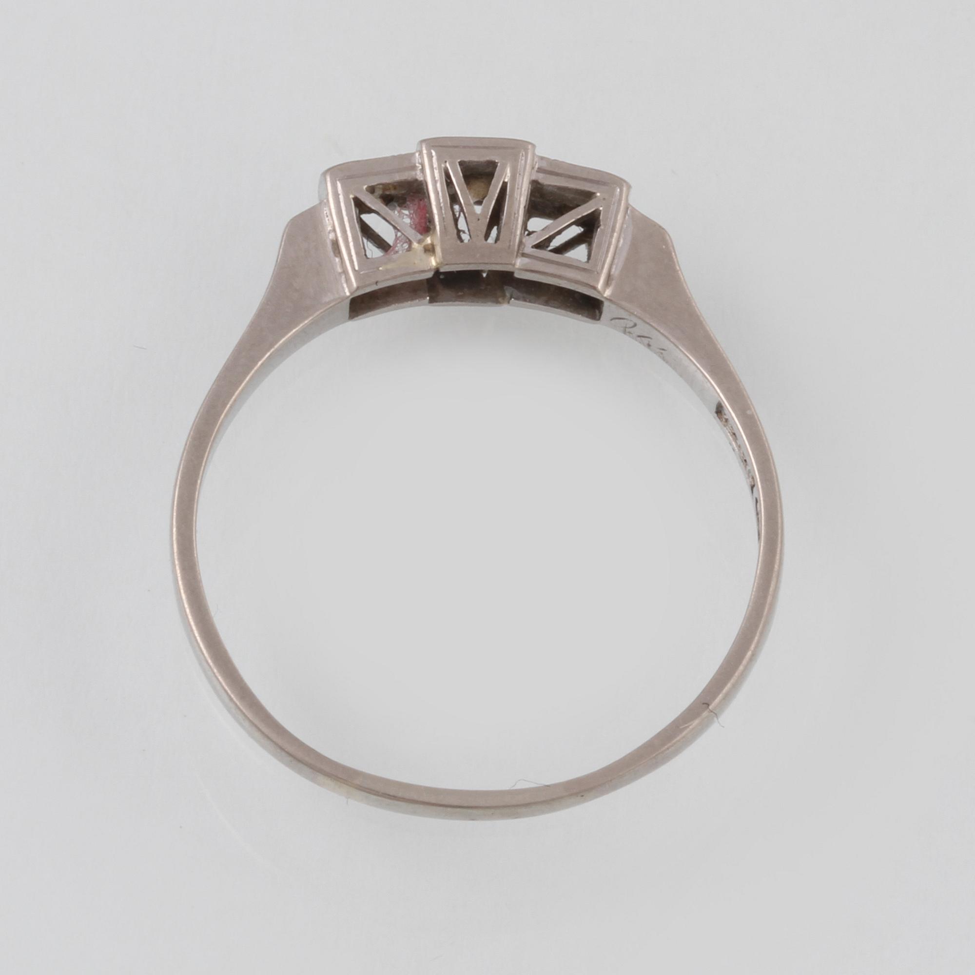 RING, 18K vitguld med 3 briljantslipade diamanter 0.15 ct, Trege, Göteborg, 1952. Vikt 2,0 gram.