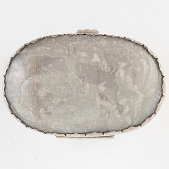 Ask, silver, lock med innefattad kinesisk nefrit relief, 1900-tal.