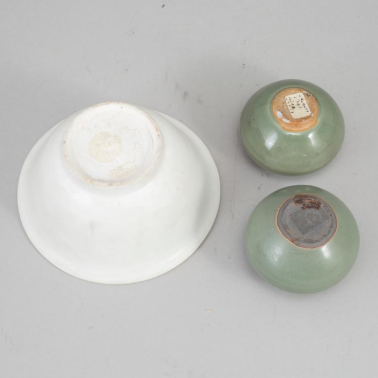 A white glazed bowl and two celadon glazed pots, Mingdynasty and older, shipwreck.