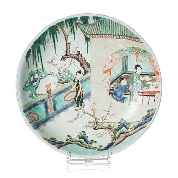 1043. A large famille verte 'Ladies' dish, Qing dynasty, Kangxi (1662-1722).