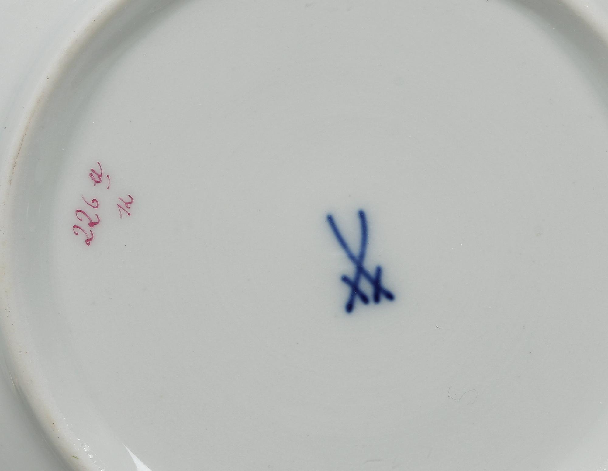 KAFFEKOPPAR, 5 st olika, porslin, rokokostil resp empirestil, Meissen. 1900-tal.