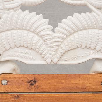 TRÄDGÅRDSGRUPP, fyra delar, metall och trä, Melins, Anderstorp, 1900-talets slut.