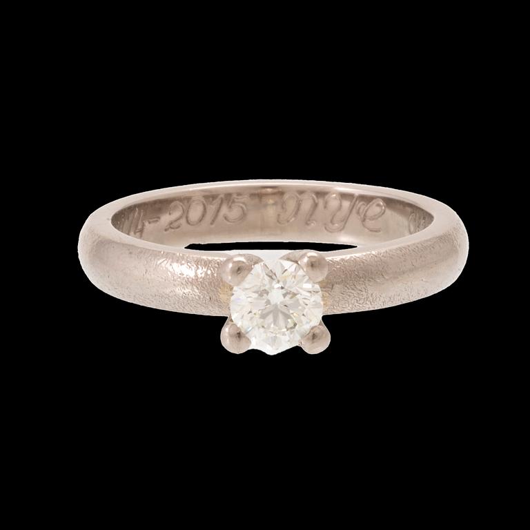 An 18K white gold solitaire ring set with a round brilliant-cut diamond, Sandberg.