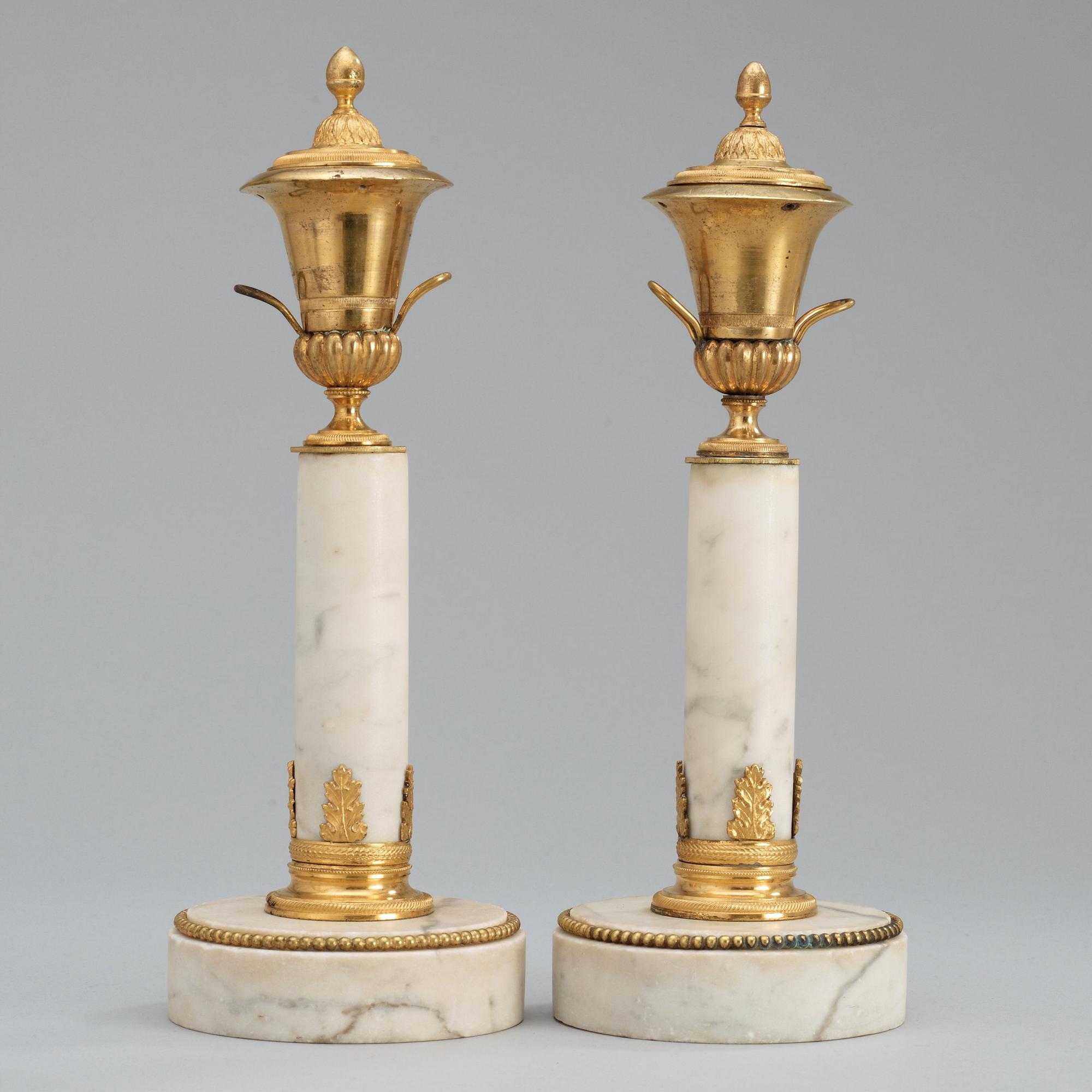 CASSOLETTER, för ett ljus, ett par. Sengustavianska, 1700-talets slut.