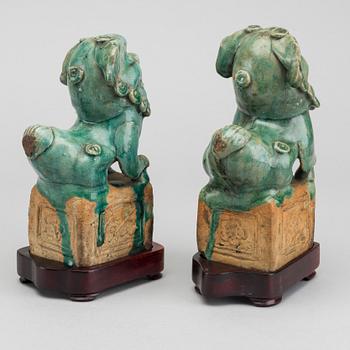 A pair of Chinese glazed earthenware figurines, 20th century.