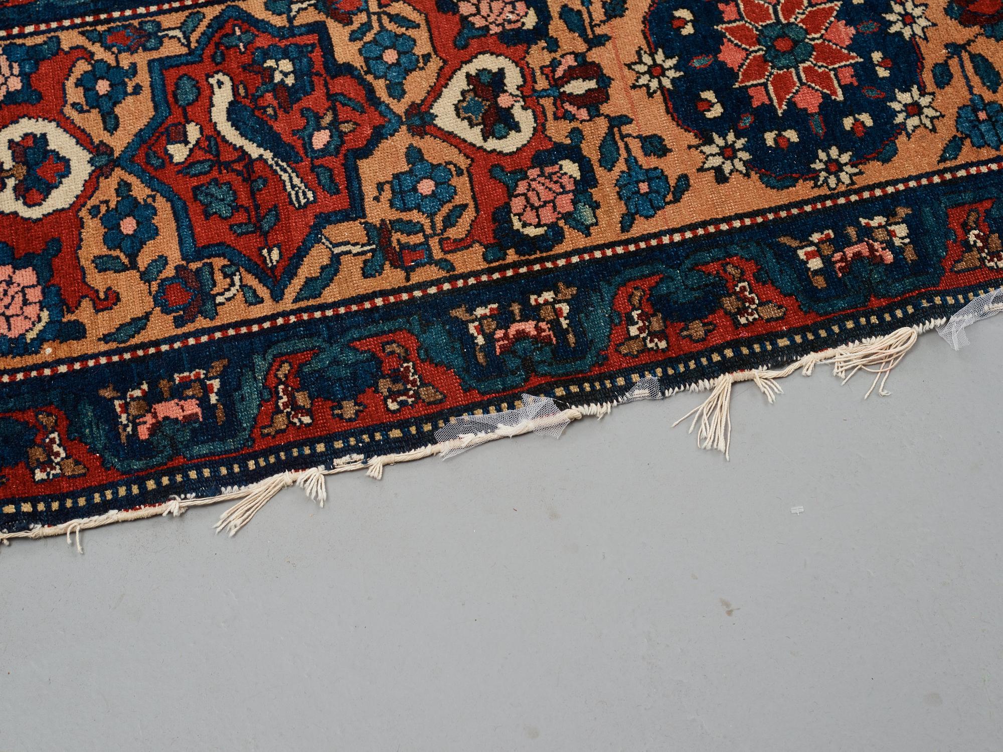 Matto, semi-antique, Chaharmahal/Bakhtiari Province, ca 386, 223,5 cm ( ca 2,5-3,5 cm flat weave at the ends).