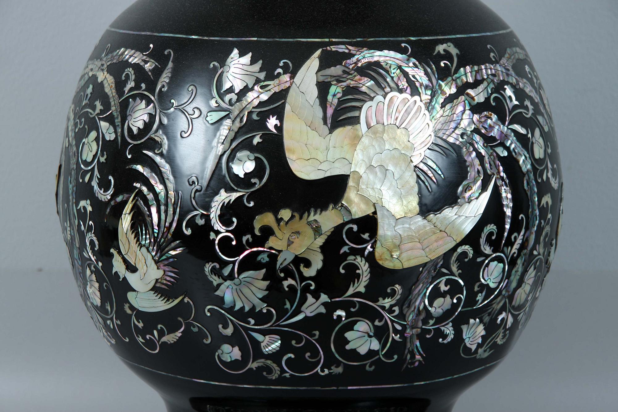 GOLVURNA, svartlackerad mässing, Kina, 1900-tal.