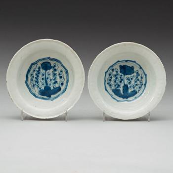 A group of six blue and white dishes, Ming dynasty, Wanli (1572-1620).