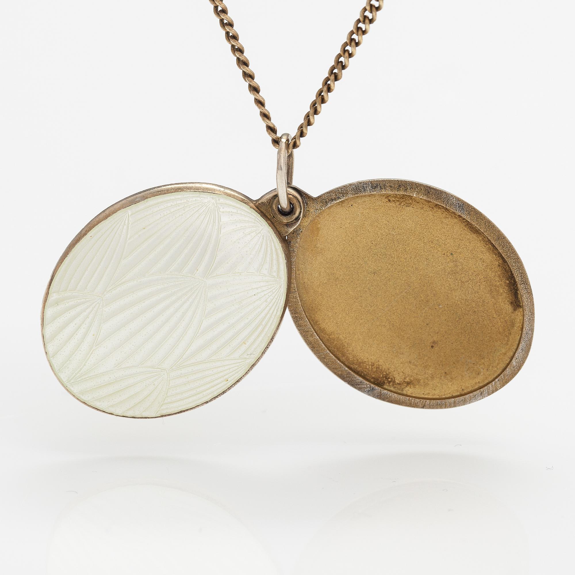 A gilded sterling silver necklace with a enameled locket. Tillander, Helsinki 1970's.