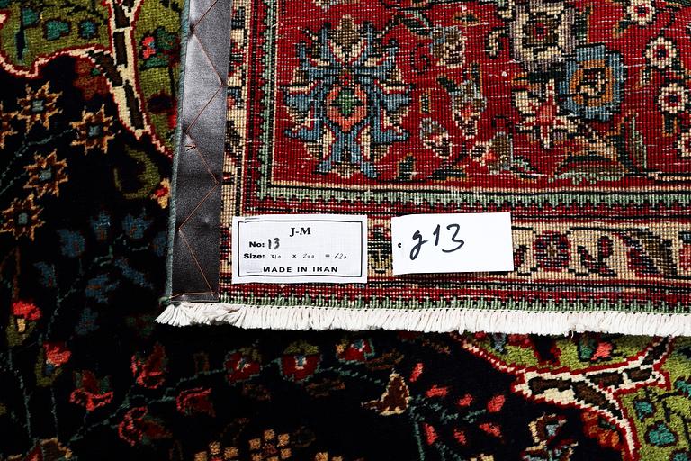 A carpet, Tabriz, ca 310 x 200 cm.