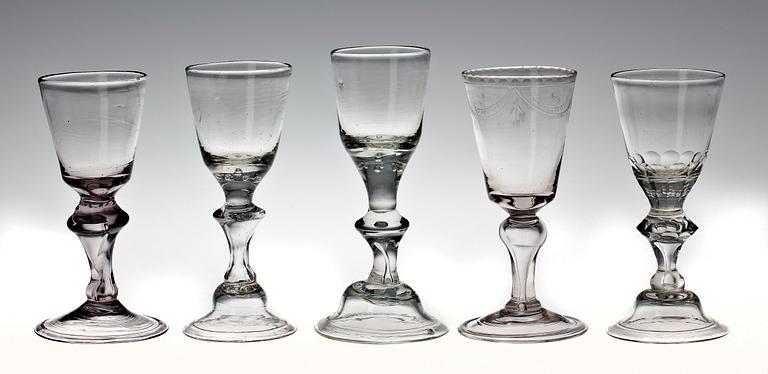 VINGLAS, 5 st, hessisk typ, 1700-tal.